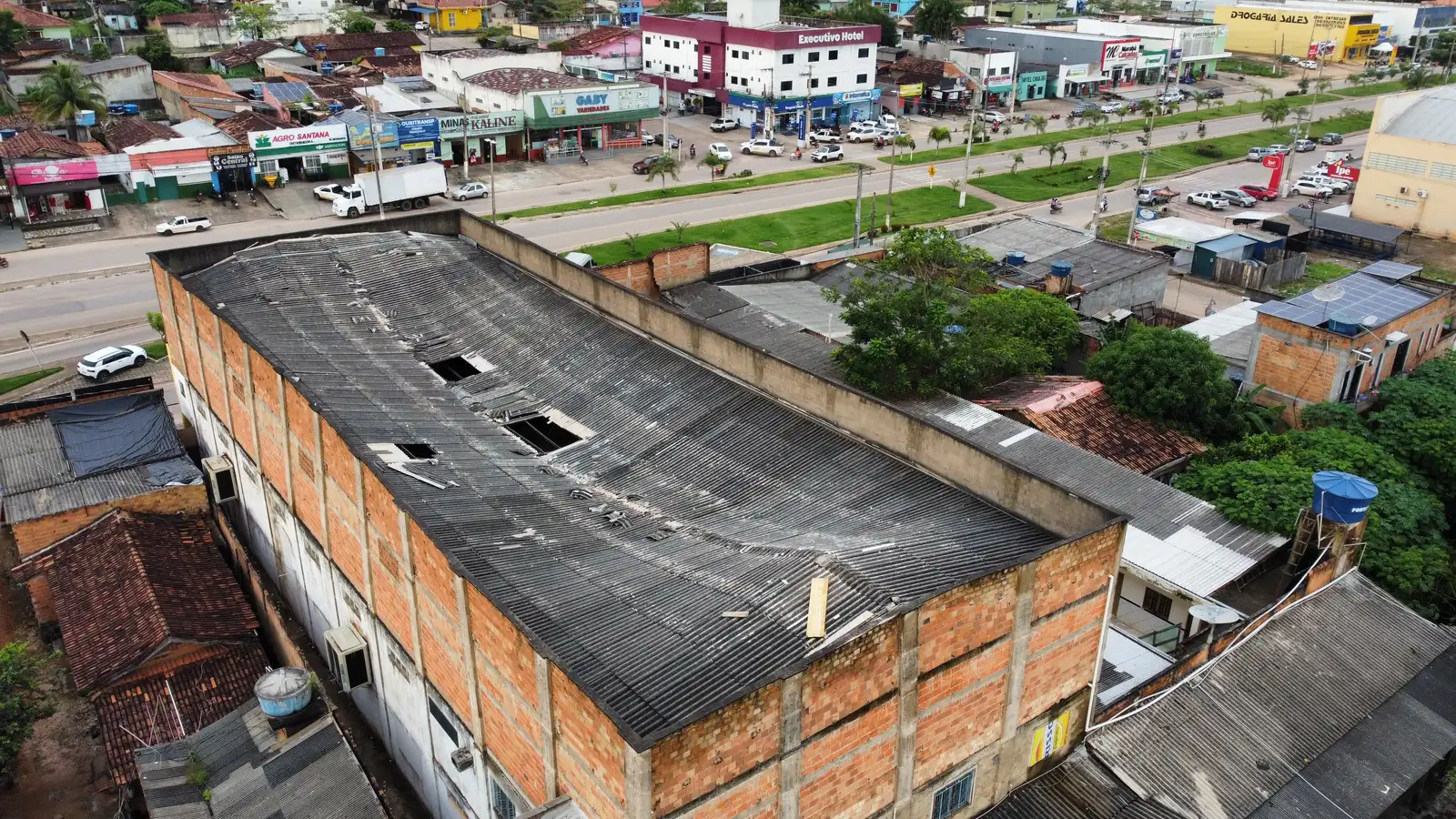 Perícia em cobertura metálica — registro 01